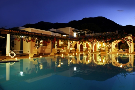 Piscina al tramonto del nostro b&b Villa Saracina per vacanze e viaggi a Vulcano