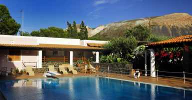 piscina e vista suggestiva del cratere di Vulcano