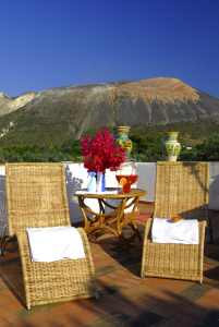 terrazzo e vista del cratere di Vulcano Isole Eolie