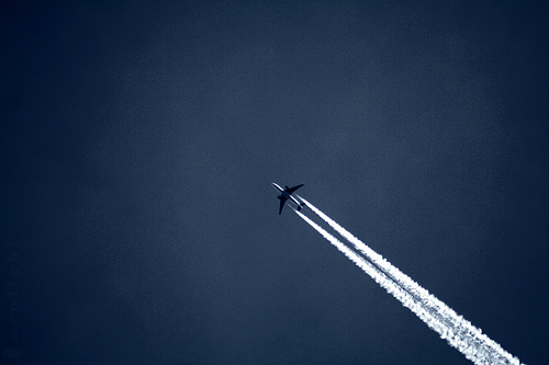 Aeroplano nel cielo con scia