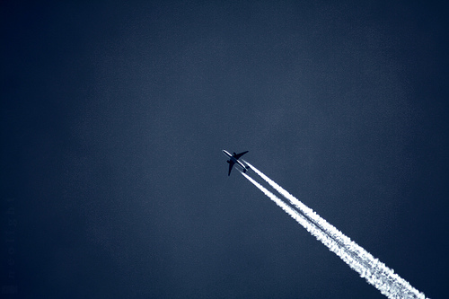 Aeroplano nel cielo con scia Aeroplano nel cielo con scia
