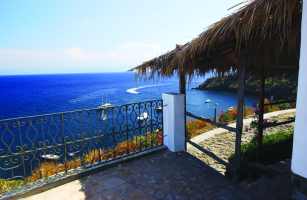 Vista terrazza di uno degli appartamenti dell'Agriturismo Punta Aria di Vulcano